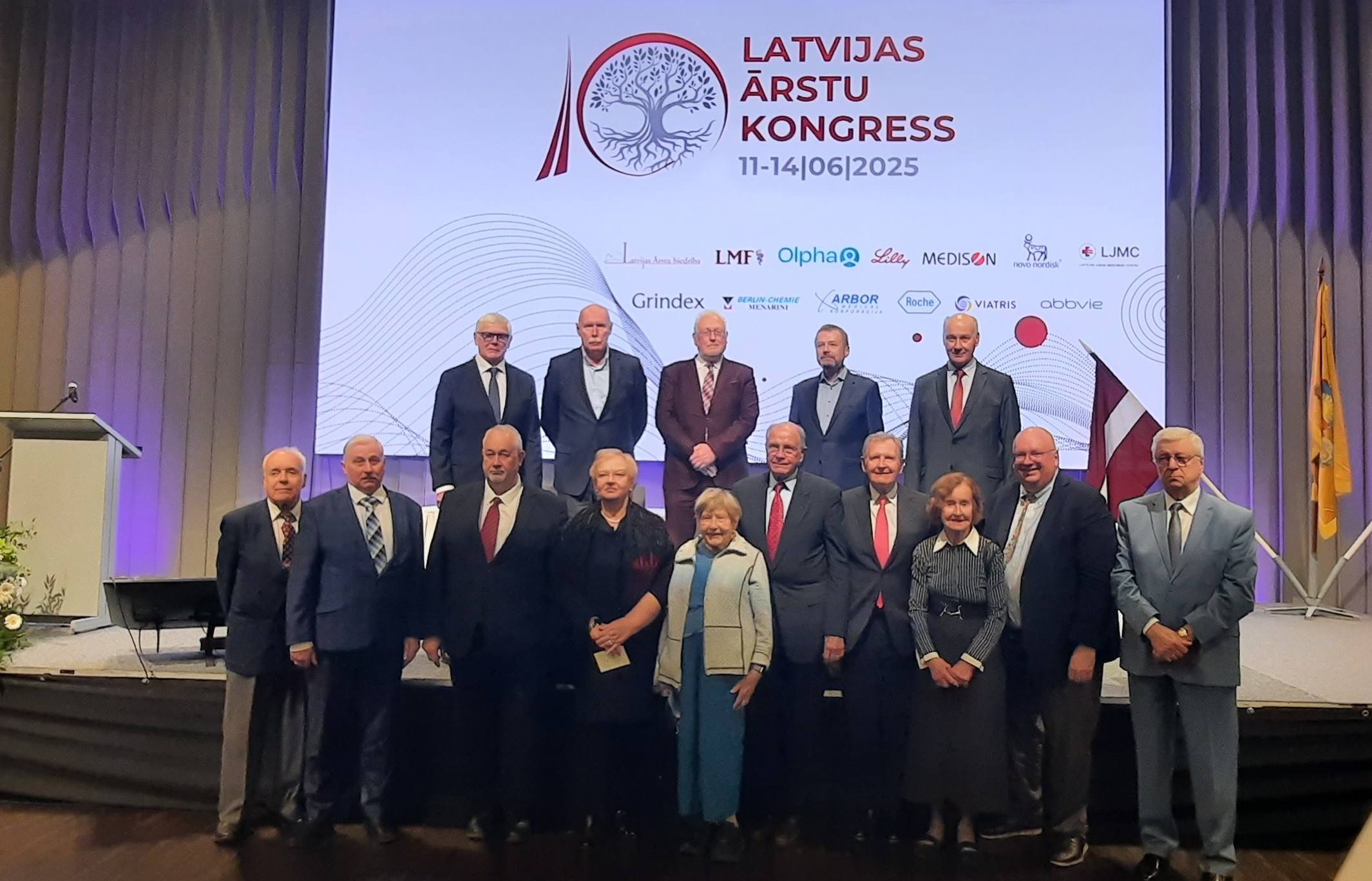Pirmā vispasaules latviešu ārstu kongresa organizatori un dalībnieki 10. Latvijas Ārstu kongresā, 12.06.2025