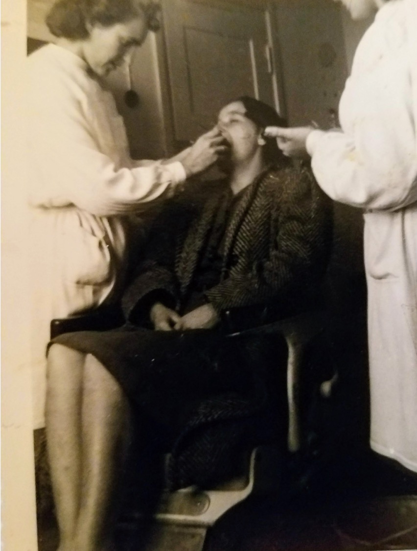 Marina Ozola strādā par zobārsti pārvietoto personu nometnē (DPC) Vācijā, 1947