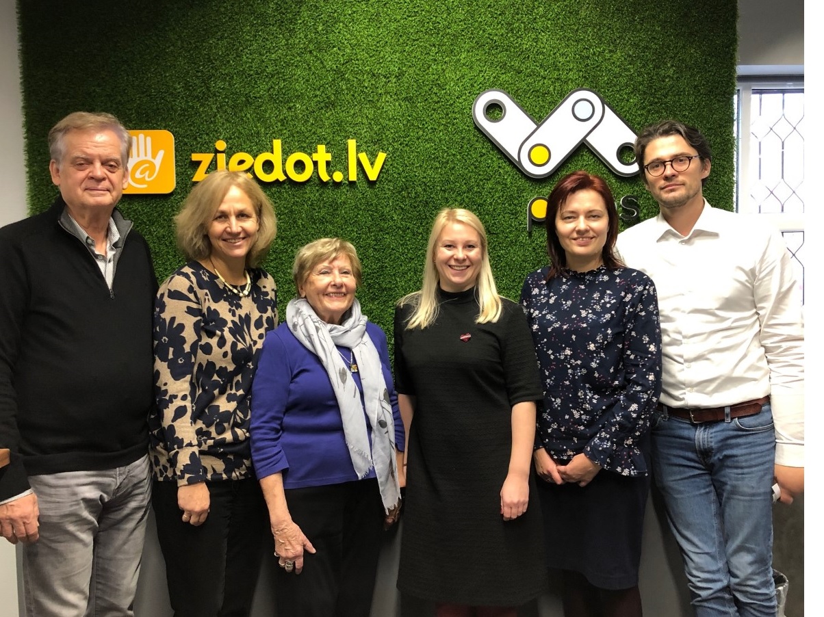 Foto: Dr. Pauls Grūbe, Dr. Kamena Kaidaka, Dr. Zaiga Alksne-Phillips, Komunikāciju vadītāja Ilze Ošāne, Sociālās palīdzības programmas vadītāja Inese Danga, neirologs Dr. Mikus Dīriks Ziedot.lv birojā 15.11.2018.